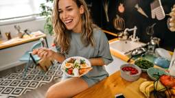Mujer disfrutando de una comida saludable