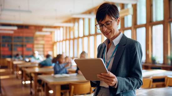 Directora del colegio con una tablet
