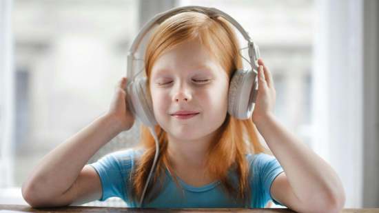 Niña escuchando audiolibro