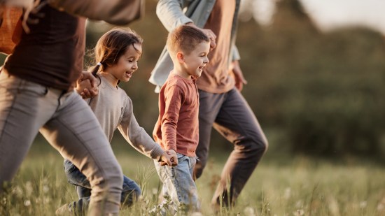 Familia paseando por el campo