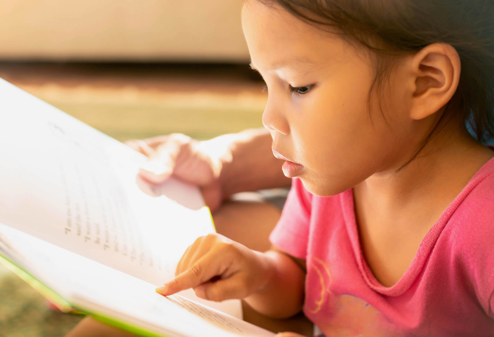 Niña leyendo