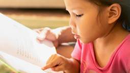 Niña leyendo