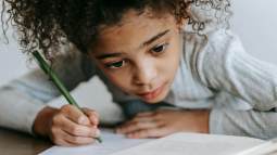Niña concentrada haciendo los deberes
