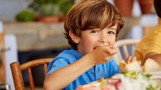 Niño comiendo