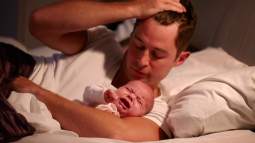 Papá intentando dormir a su bebé