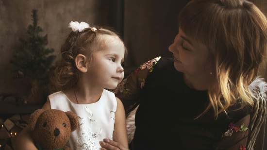 Madre conversa con su hija