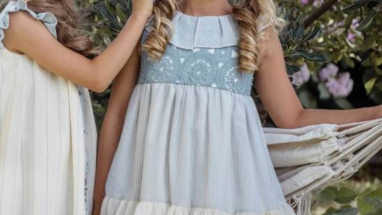 Niñas con vestidos de ceremonia