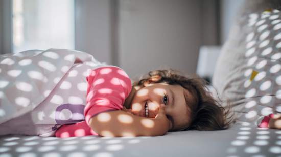 Niña en su cama