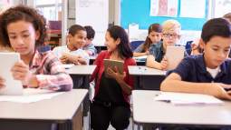 Maestra dando clases con tablets