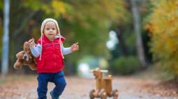 Niño pequeño caminando