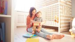 Madre leyendo un cuento a su bebé