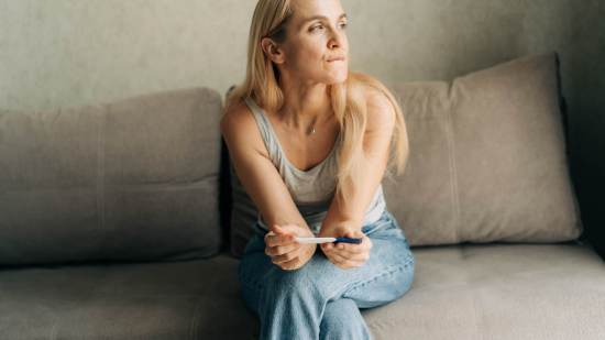 Mujer esperando el resultado de su test de embarazo