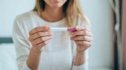 Mujer esperando el resultado de su test de embarazo