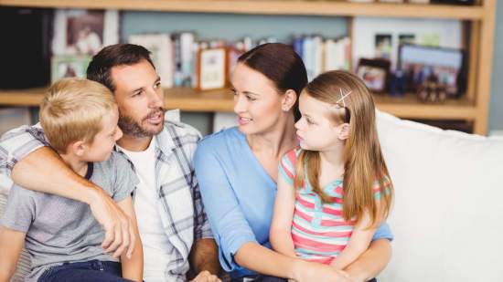 Padres hablando con sus hijos