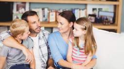 Padres hablando con sus hijos