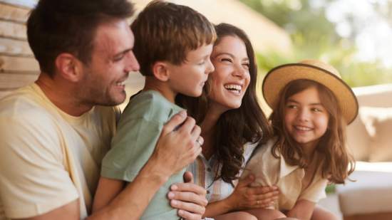 Familia riendo