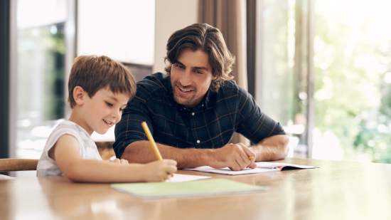 Padre e hijo haciendo deberes