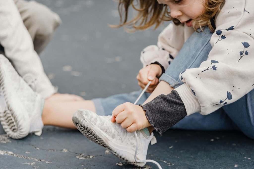 Una niña se ata sola los cordones