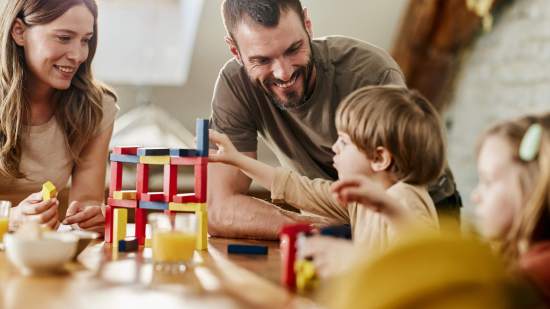 Familia jugando con piezas de construcción