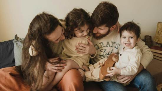 Pareja con sus hijos pequeños