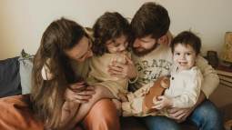 Pareja con sus hijos pequeños