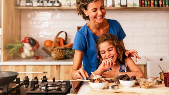 Madre e hija cocinando