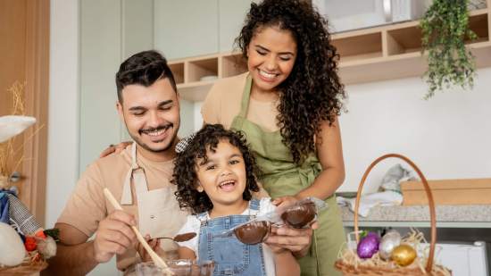 Familia haciendo huevos de chocolate