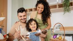Familia haciendo huevos de chocolate