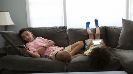Niños en el sofá
