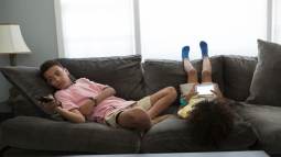 Niños en el sofá