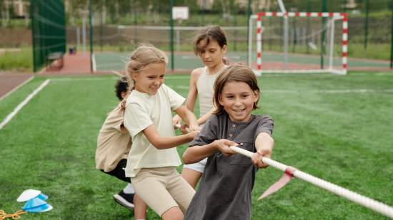 Niños haciendo ejercicio físico