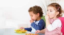 Niños merendando fruta