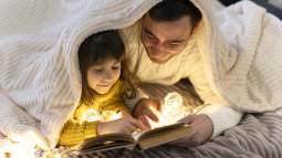 Leer cuentos con los niños - Fuente: Freepik