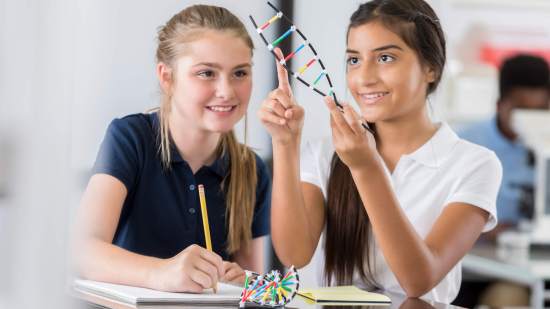 Niñas estudiando biología