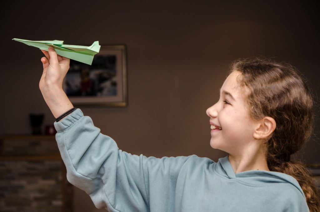 Cómo hacer aviones de papel con niños - Fuente: iStock
