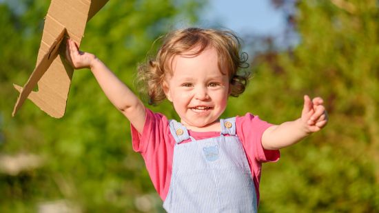 Cómo hacer aviones de papel con niños - Fuente: iStock