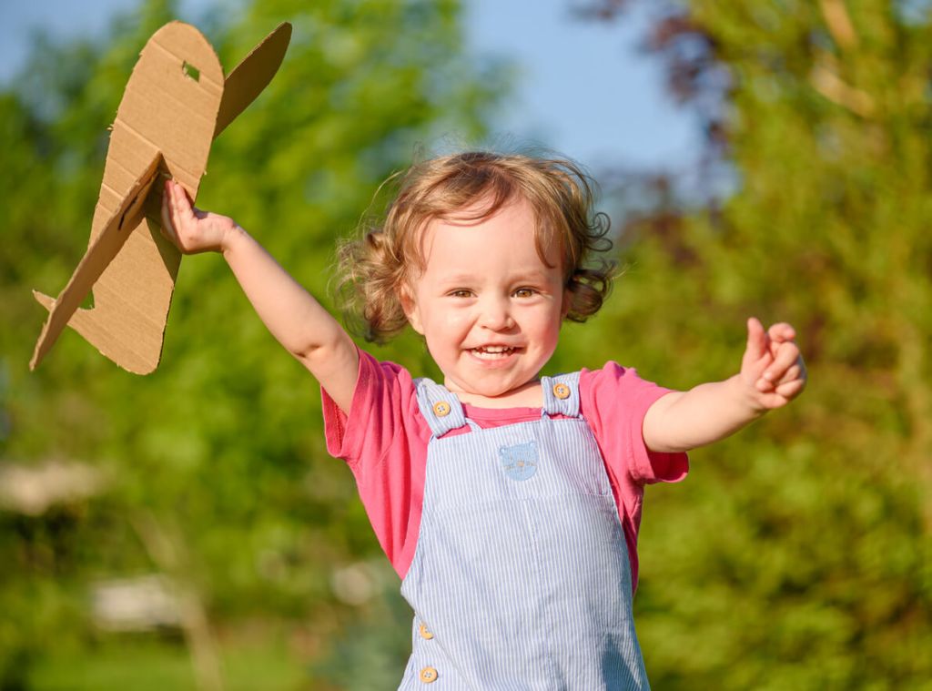Cómo hacer aviones de papel con niños - Fuente: iStock