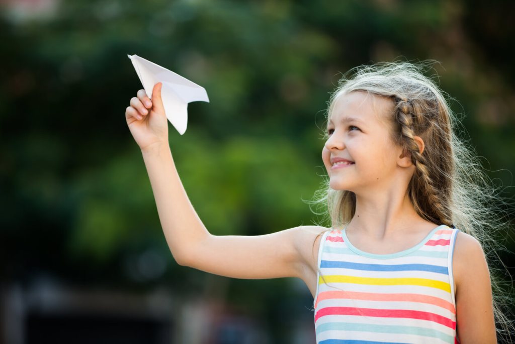 Cómo hacer aviones de papel con niños - Fuente: iStock