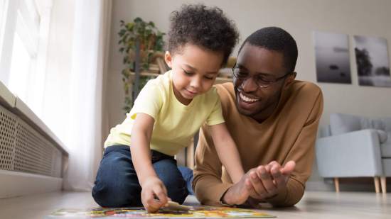 niño jugando con su padre