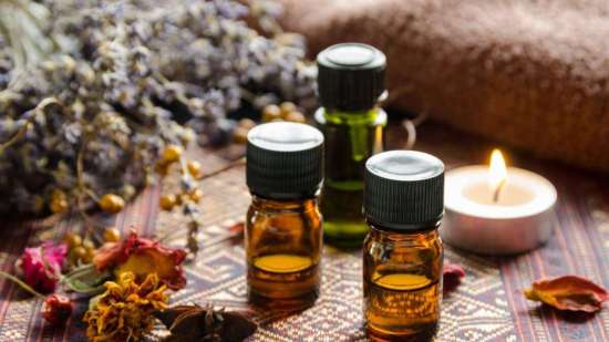 primer-plano-de-unos-botes-de-aromaterapia-con-flores-secas-y-velas-62de9e9387ffb