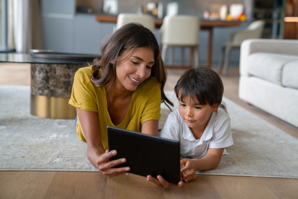 Madre e hijo, con la tablet