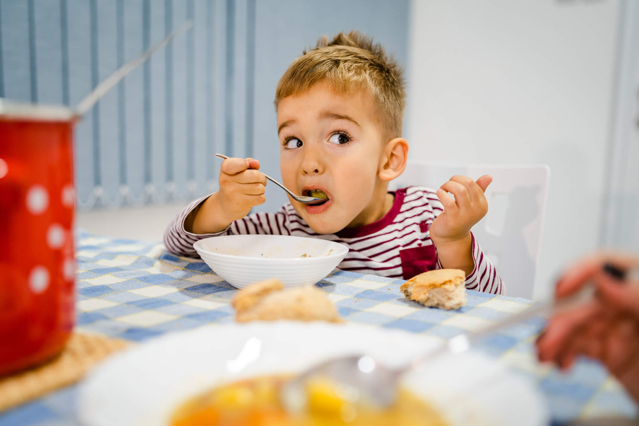 niño desayunando
