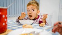 niño desayunando