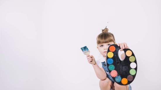 Una niña pintando