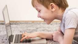 Niño jugando con un ordenador