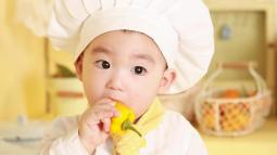 Un niño comiendo