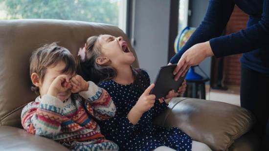 Una niña desafía a su madre por la tablet