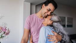 Hijo mayor y su madre, felices