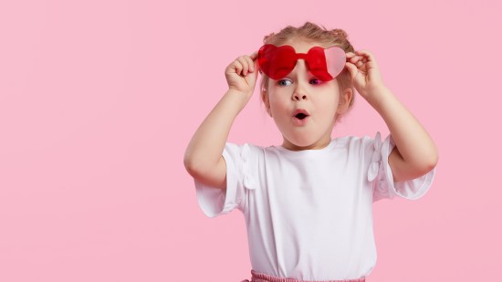 Trabalenguas difíciles para niños - niña con gafas de sol corazón