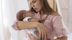 Bebés de alta demanda que duermen las siestas en los brazos de sus padres